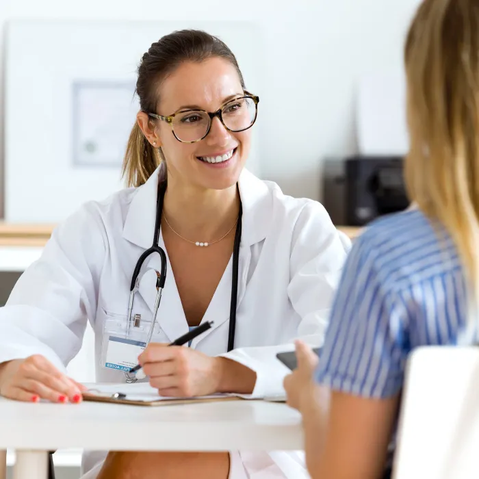 Врач консультирует пациента